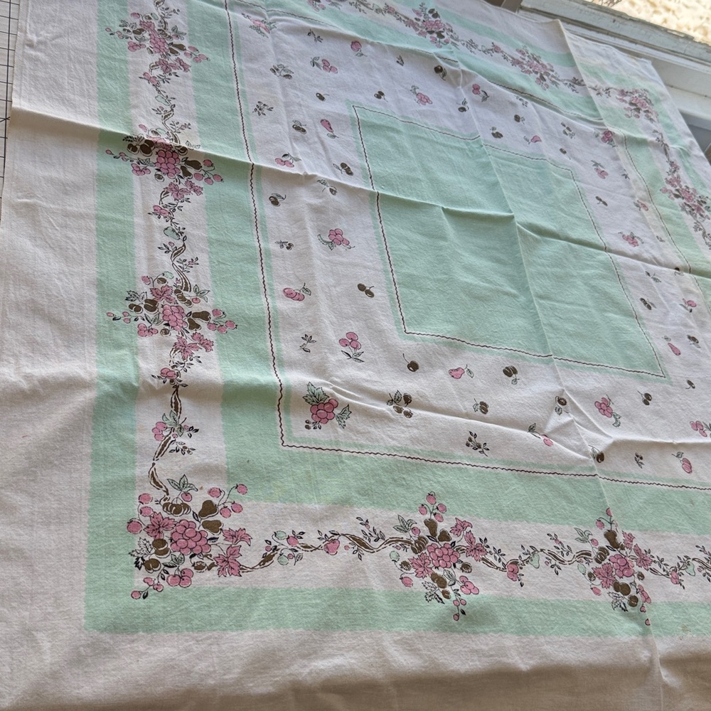 Vintage Spring Kitchen Linens Lot, 2 tablecloths, 2 table runners - Picture 13 of 16